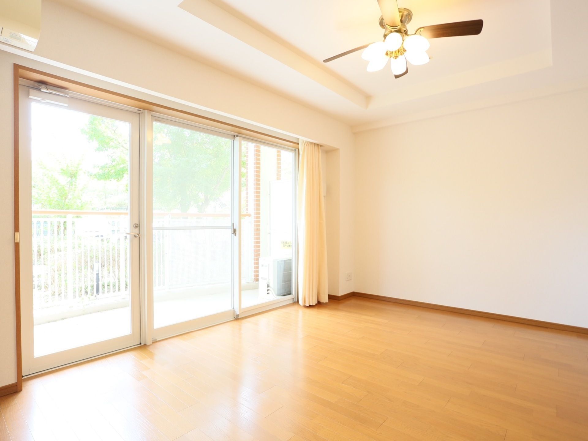 広々とした明るい居室