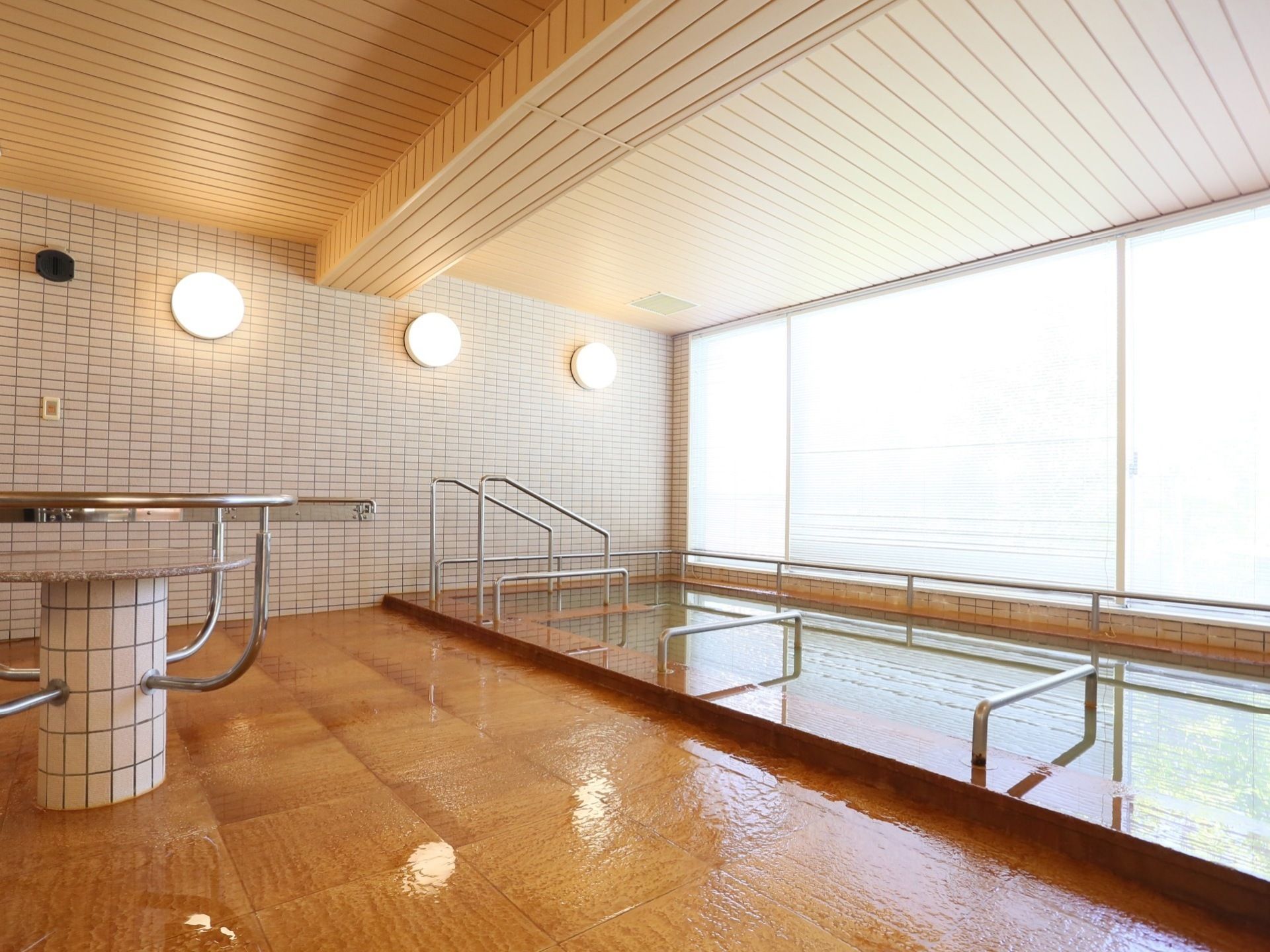 明るい浴室スペース