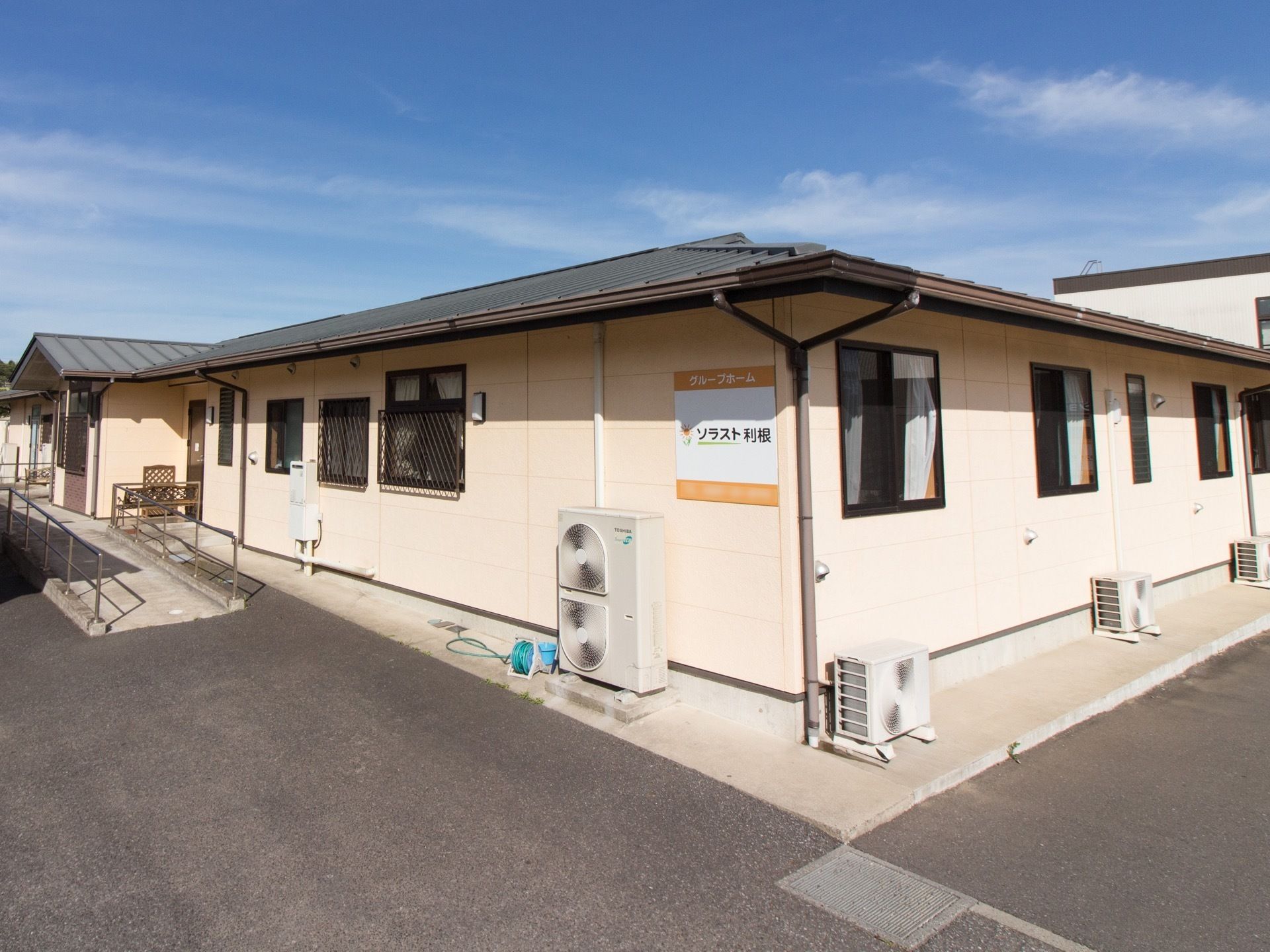 施設は敷地が広いため、平屋建てになっている。エントランスまでは手すりとスロープが設置されているので、車椅子をご利用の方も安心して移動できる。