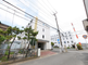 住宅街にある外観