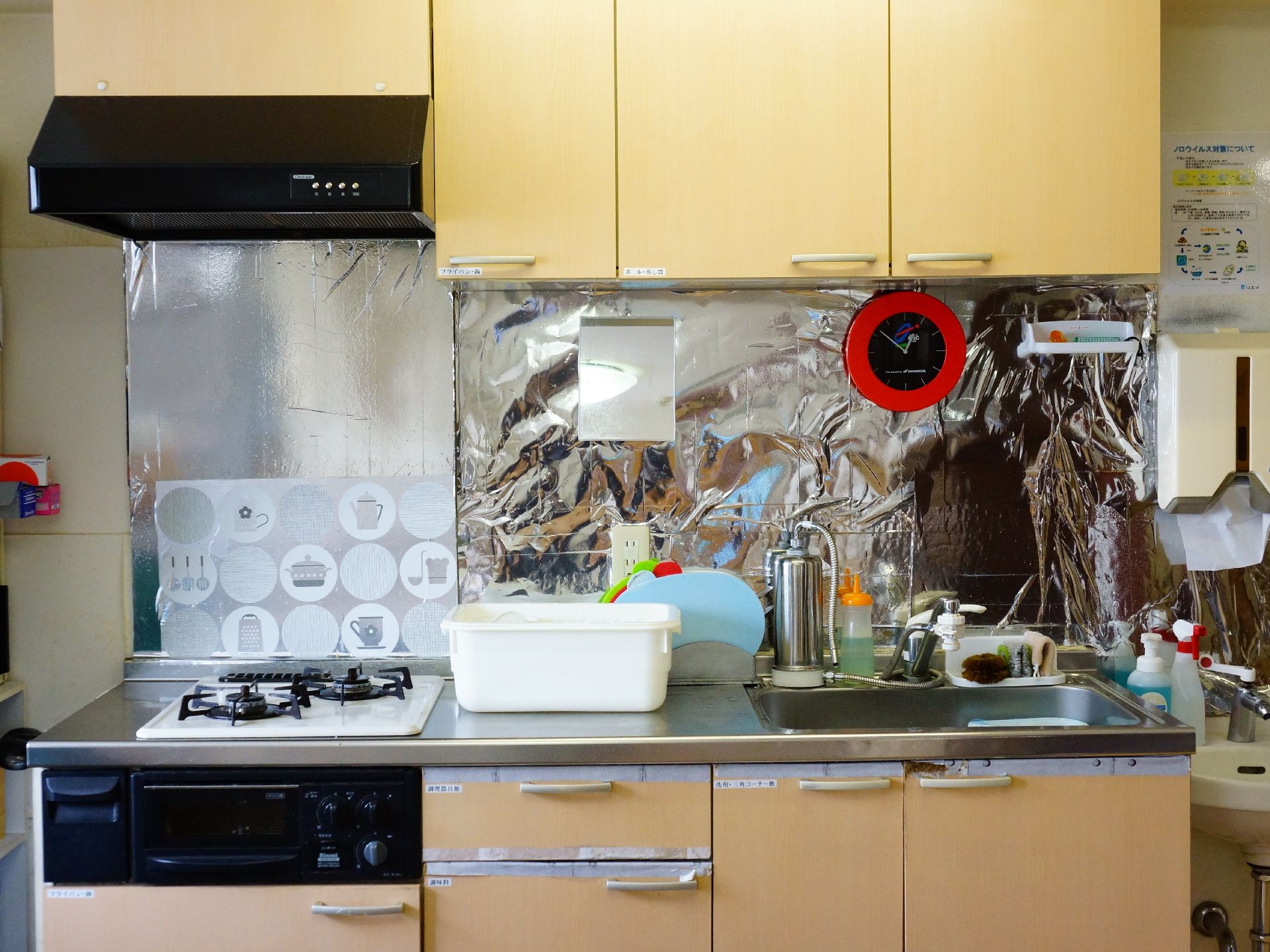 左側がコンロになっておりグリルもついている。右側がシンクで上部と下部に収納がついており、その右側にもうひとつ流しがある。