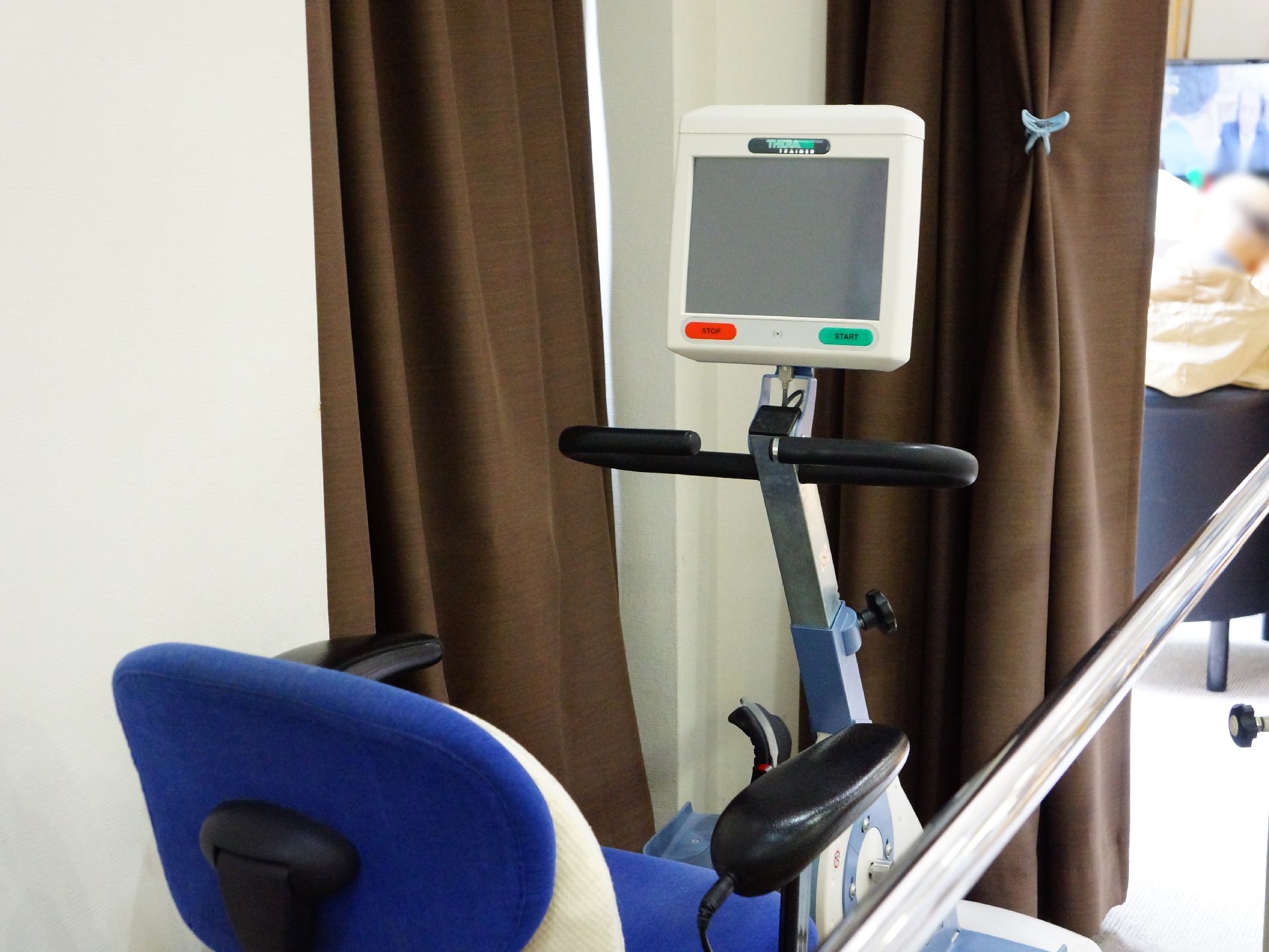 椅子に腰掛けた状態で自転車漕ぎの運動ができるマシーン。使用中のデーターをみることができる液晶がついている。