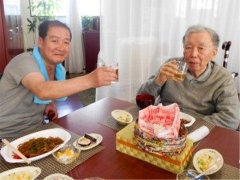 イベントが行われ、ビールを飲みながら交流する食事風景