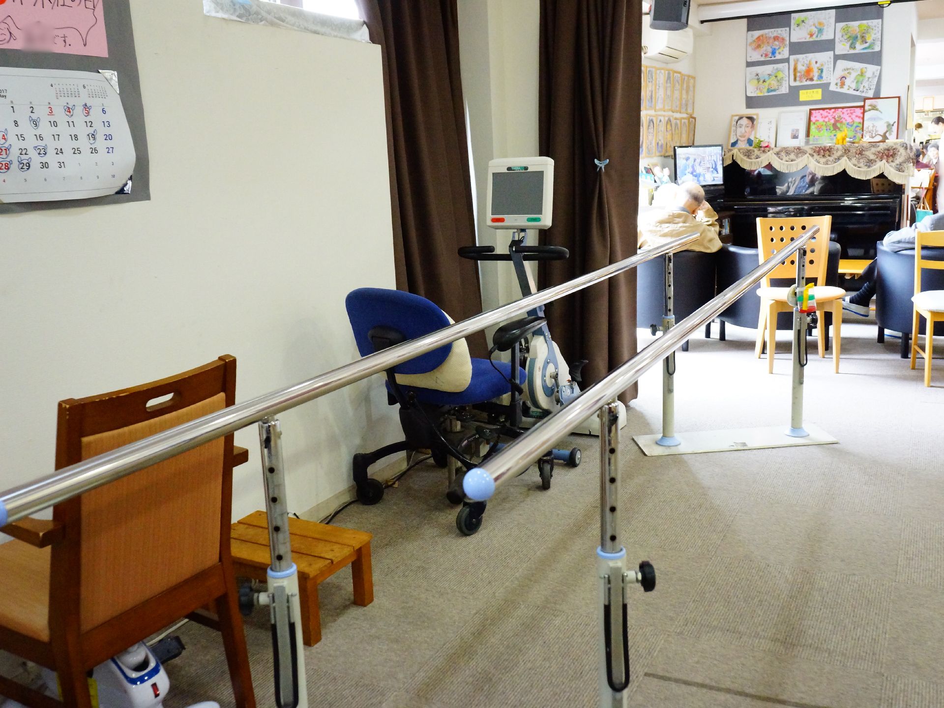 食堂・ピアノスペース・運動スペースと一続きのフロアになってる。運動スペースとピアノスペースは茶色のカーテンで区切ることができる。