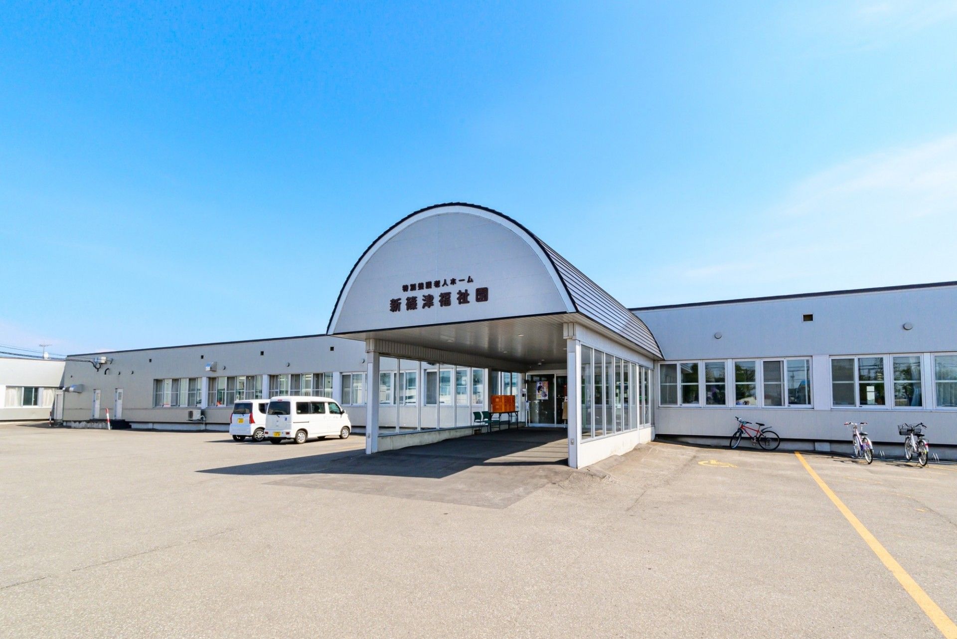 広々としたエントランス施設