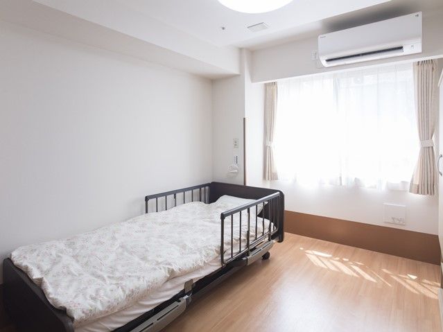 居室には可動式のベッドが入れられる。また柵を取り付けて、就寝中の落下を防止する対策を講じることもできる。