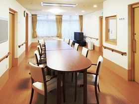 共有スペースの天井には天掛せ式のエアコンが設置されている。本体は天井の面に合わせてあるため圧迫感のない空間になっている。