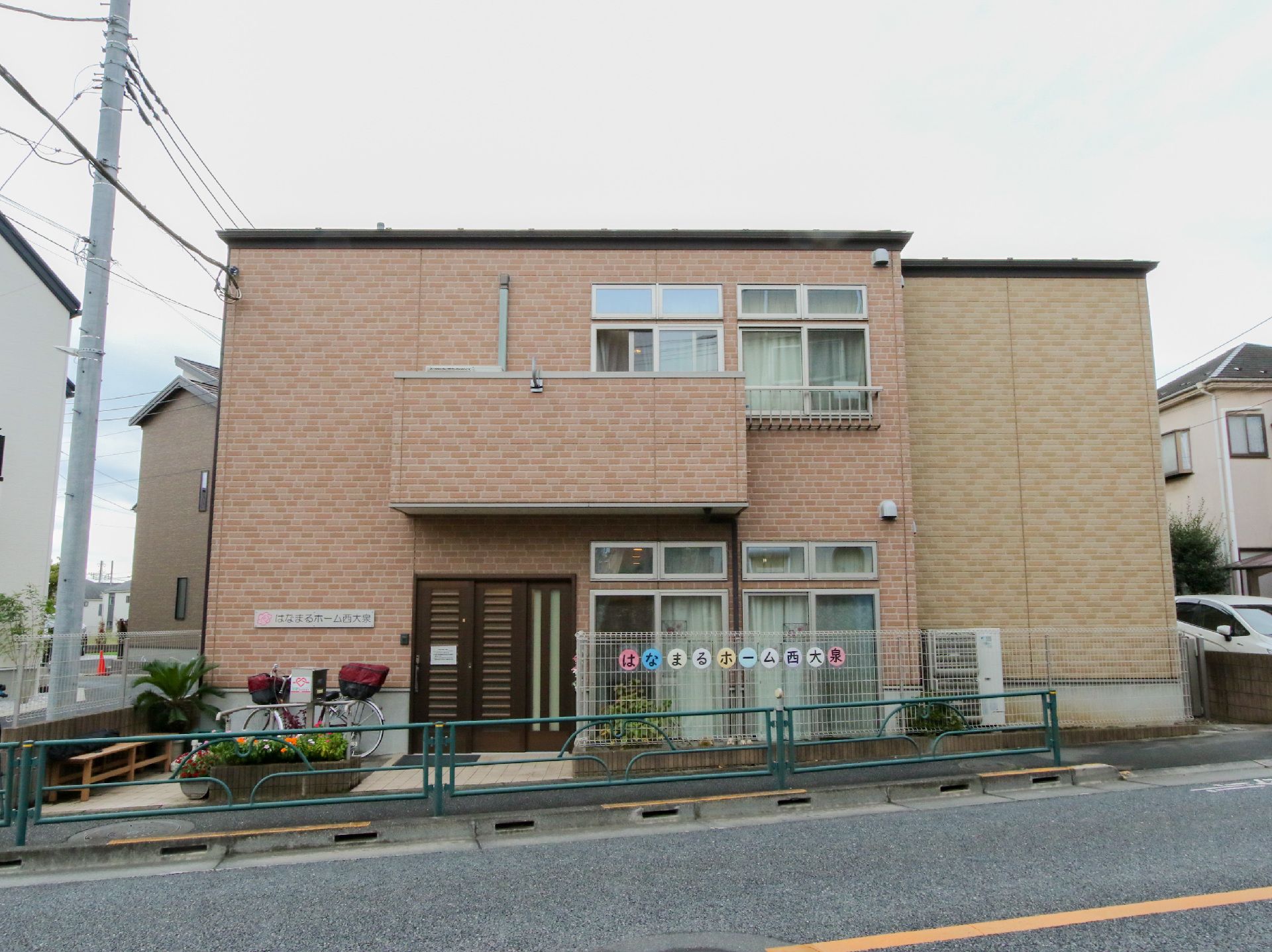 やさしい色合いの施設