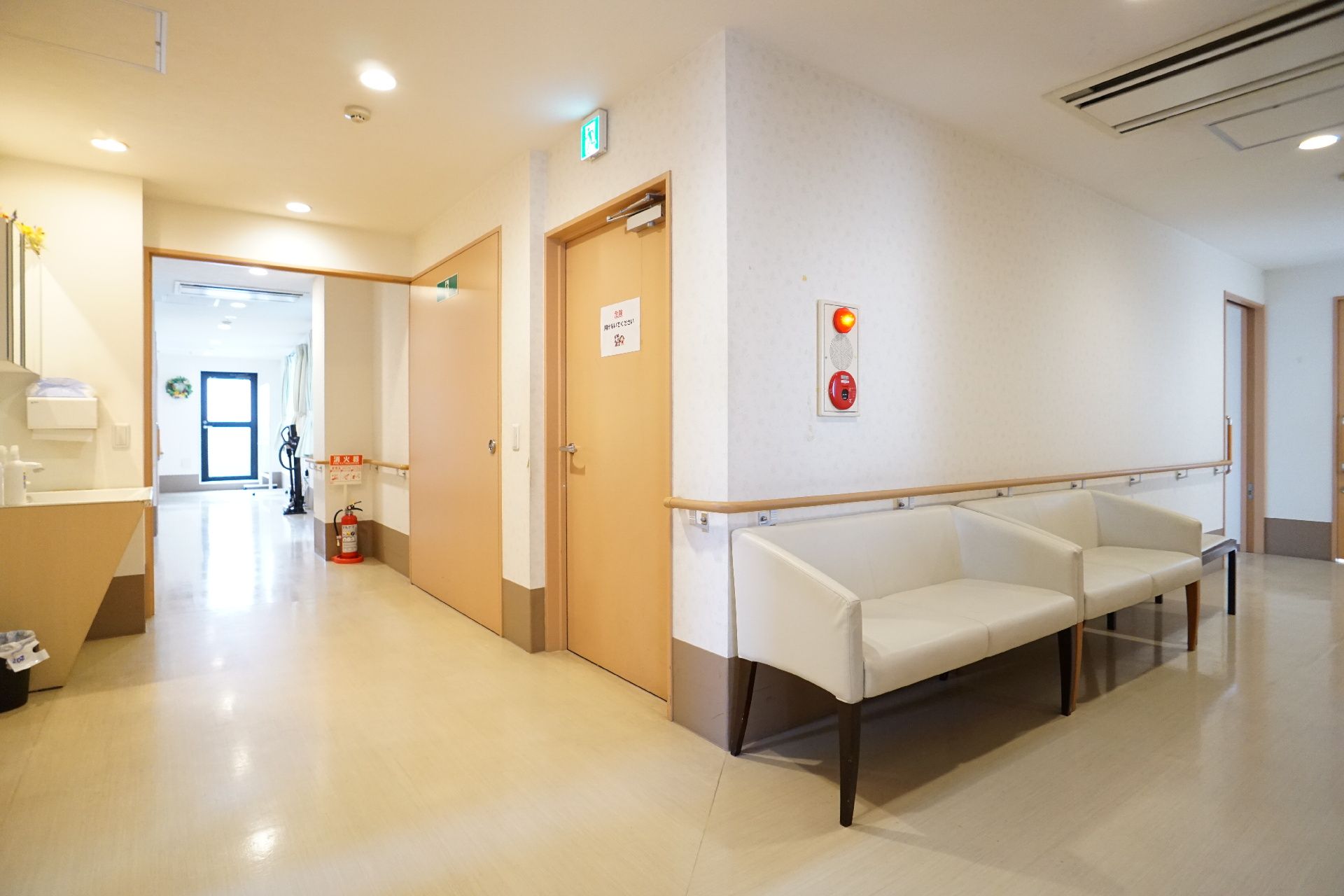 段差ができる限り解消され、壁には手すりが取り付けられている廊下