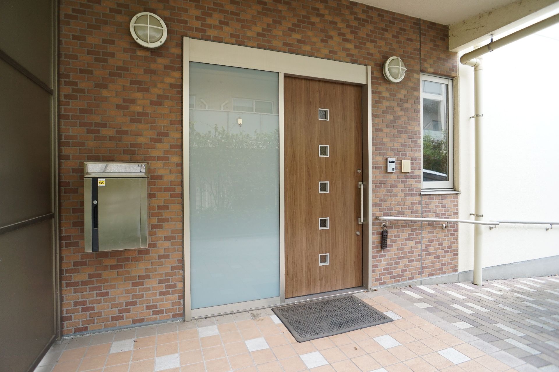 スペースが広く、多くの入居者がいっぺんに利用しやすい玄関