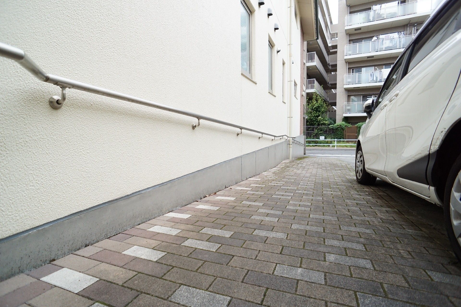 スロープが設置され、車椅子や杖の方でも安全に出入りできる玄関