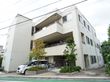 自然に囲まれた外観