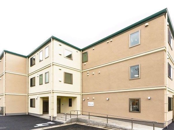 本施設は３階建てである。敷地内には駐車スペースを用意している。玄関は手すり付きのスロープを設けているので、車椅子をご利用の方も移動しやすい。