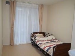 窓が大きく、レースのカーテンがかかっているため外から中が見えない。部屋は十分に広いので、愛用の家具を持ち込むことができる。