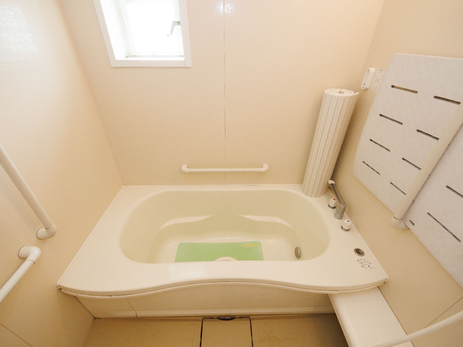 手すりが取り付けられ、高齢者の方が安全に使用できる浴室