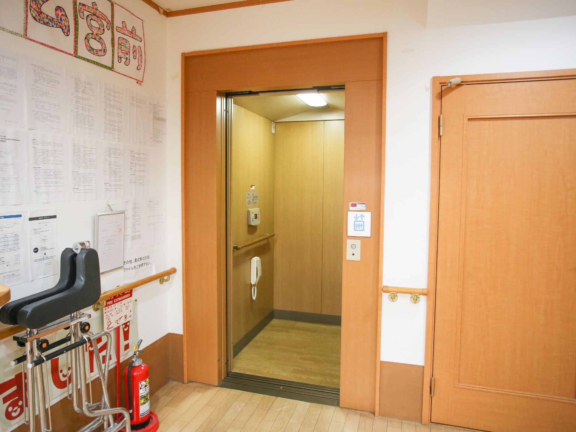 手すりが設置されているエレベーター