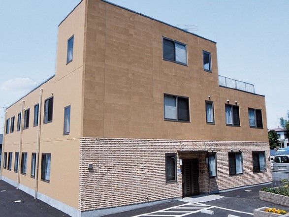 住宅街に佇む施設は、最寄りの駅が近くにあり交通便も良好である。駐車スペースを設けているので車での来訪も可能である。