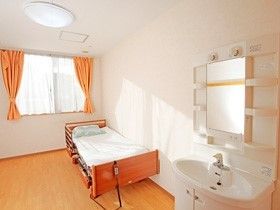 居室には介護用ベッド、洗面台を備え、快適にお過ごしいただける設備を整えている。愛用の家具などの持ち込みで自宅のような環境を実現できる。