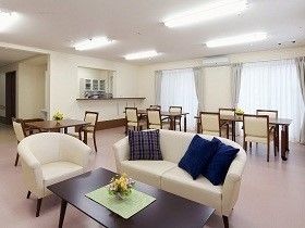 キッチンが備わった明るく開放的なリビングが各フロアに設けられている。テーブル席やソファ席が用意されている。