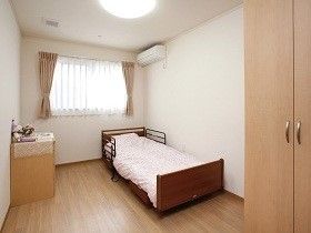 クローゼットや介護ベッド、エアコン等が備わった居室である。バリアフリーのお部屋なので、車椅子をご利用の方でも快適にお過ごしいただける。