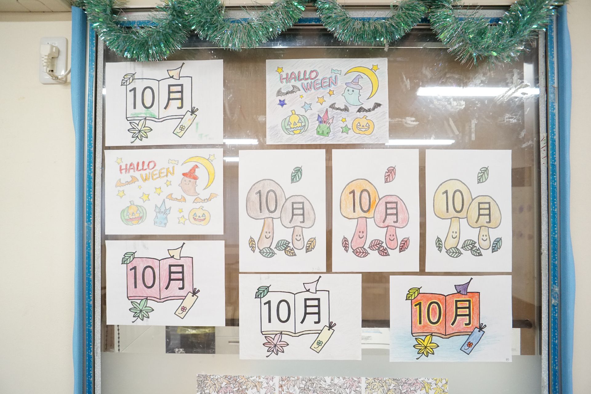 10月のモチーフの絵が描かれた掲示物