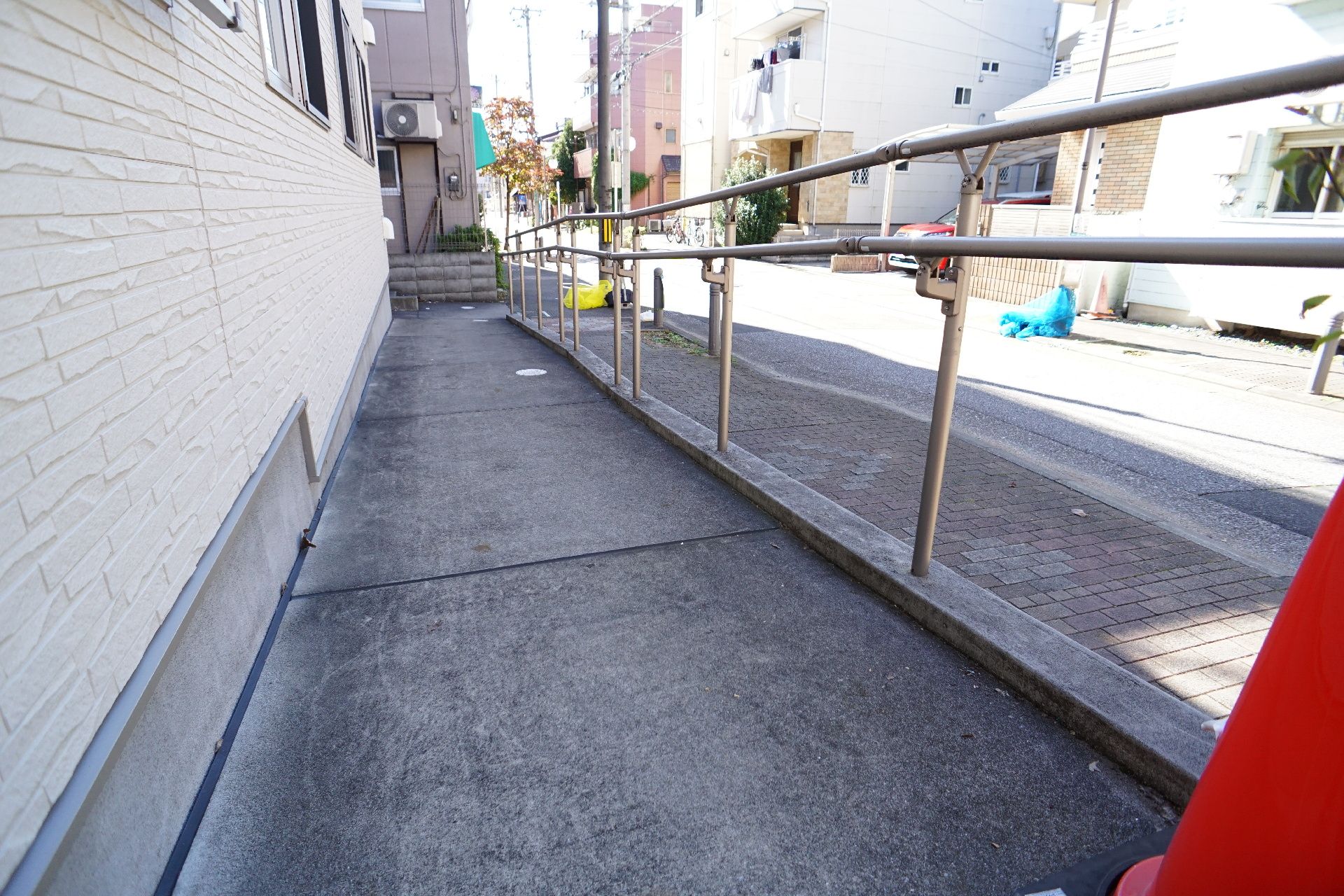 スロープと手摺が施されいる玄関