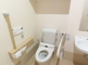 施設内の清潔なトイレ空間