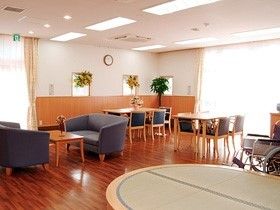 あたたかい光が差し込む開放的なリビング。食事スペースの横にソファーが置かれたくつろげる空間が用意されている。