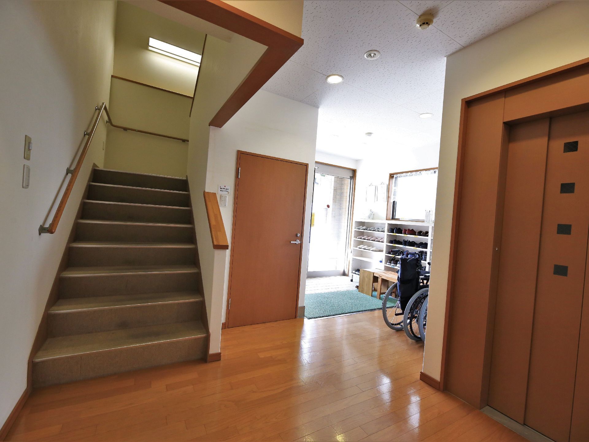 玄関前のフロアには階段やエレベーターが設置されている。廊下との間は、段差のないフラットな床となっている。
