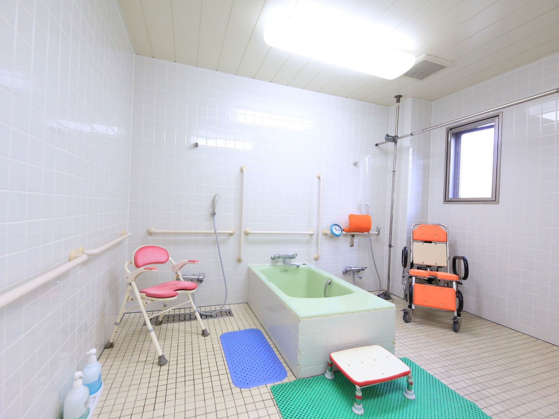 入浴の際に介助が必要な入居者様のための介護浴室がある。背もたれやひじ掛けがついた可動式の椅子が置かれている。