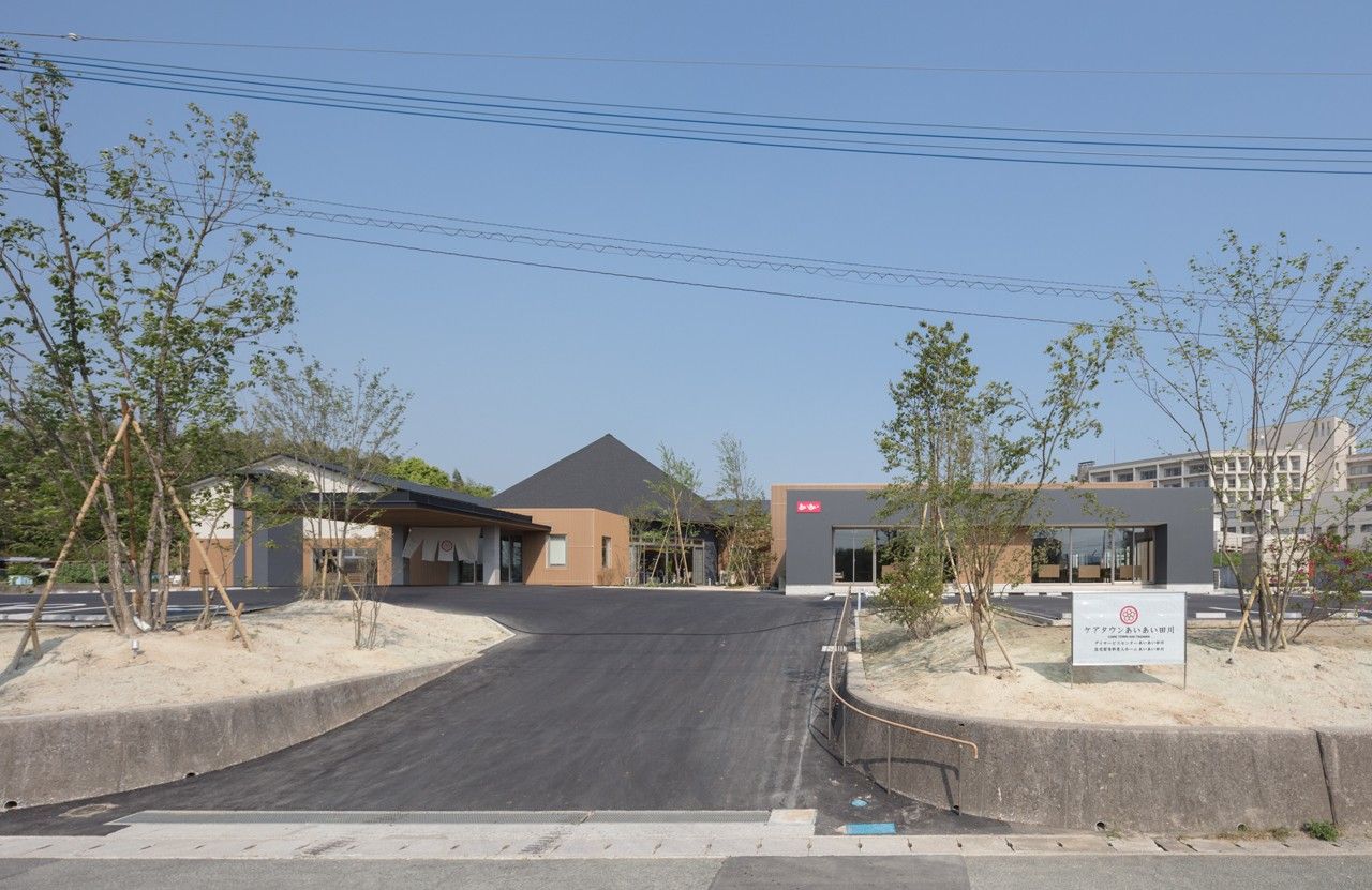 敷地の入り口には施設名が書かれた、大きな看板を設置している。また坂の横には手すりが取り付けられている。