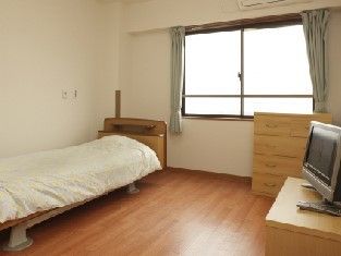 床はフローリング使用である。車椅子での室内移動もスムーズに行いやすくなっている。また、中心に空間があるため家具にぶつかり難く、動きやすい。