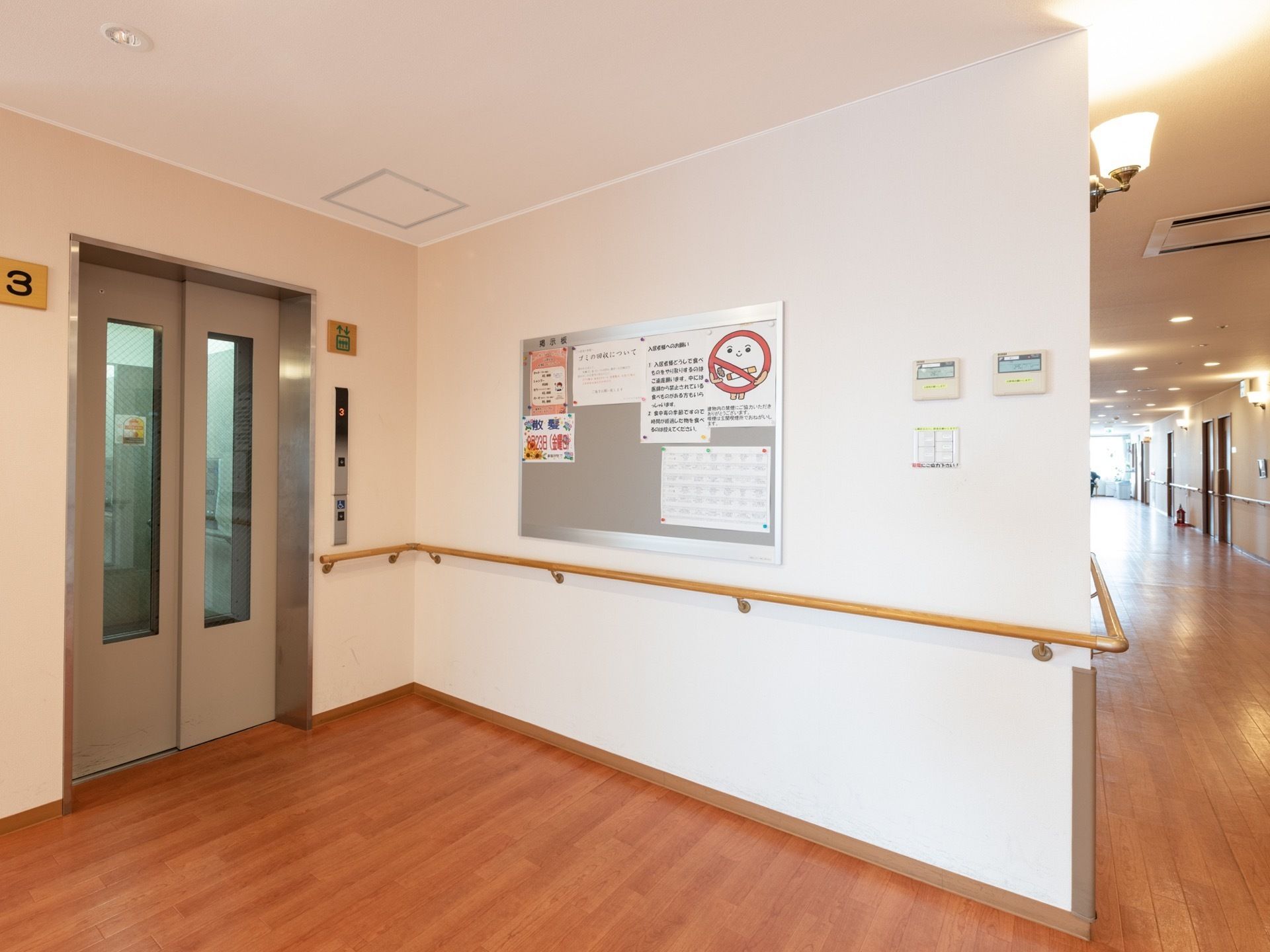 上下階へはエレベーターにて安全に移動することができる。掲示板にはさまざまな情報を掲示し、情報の共有をはかっている。