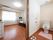 居室には大きな窓から光が差し込み、部屋全体が明るくなっている。広々とした居室で、開放的な空間である。