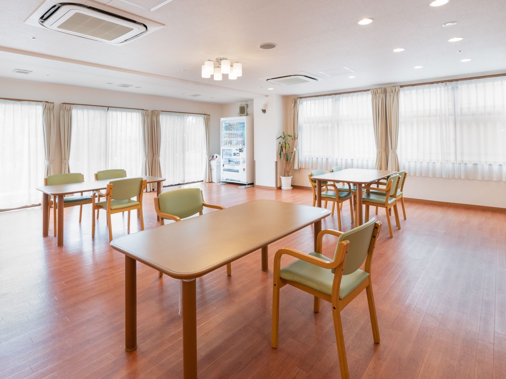 大きな窓に囲まれた空間なので、とても明るい雰囲気の中で食事ができる。床は磨きあげられていて清潔感があふれている。