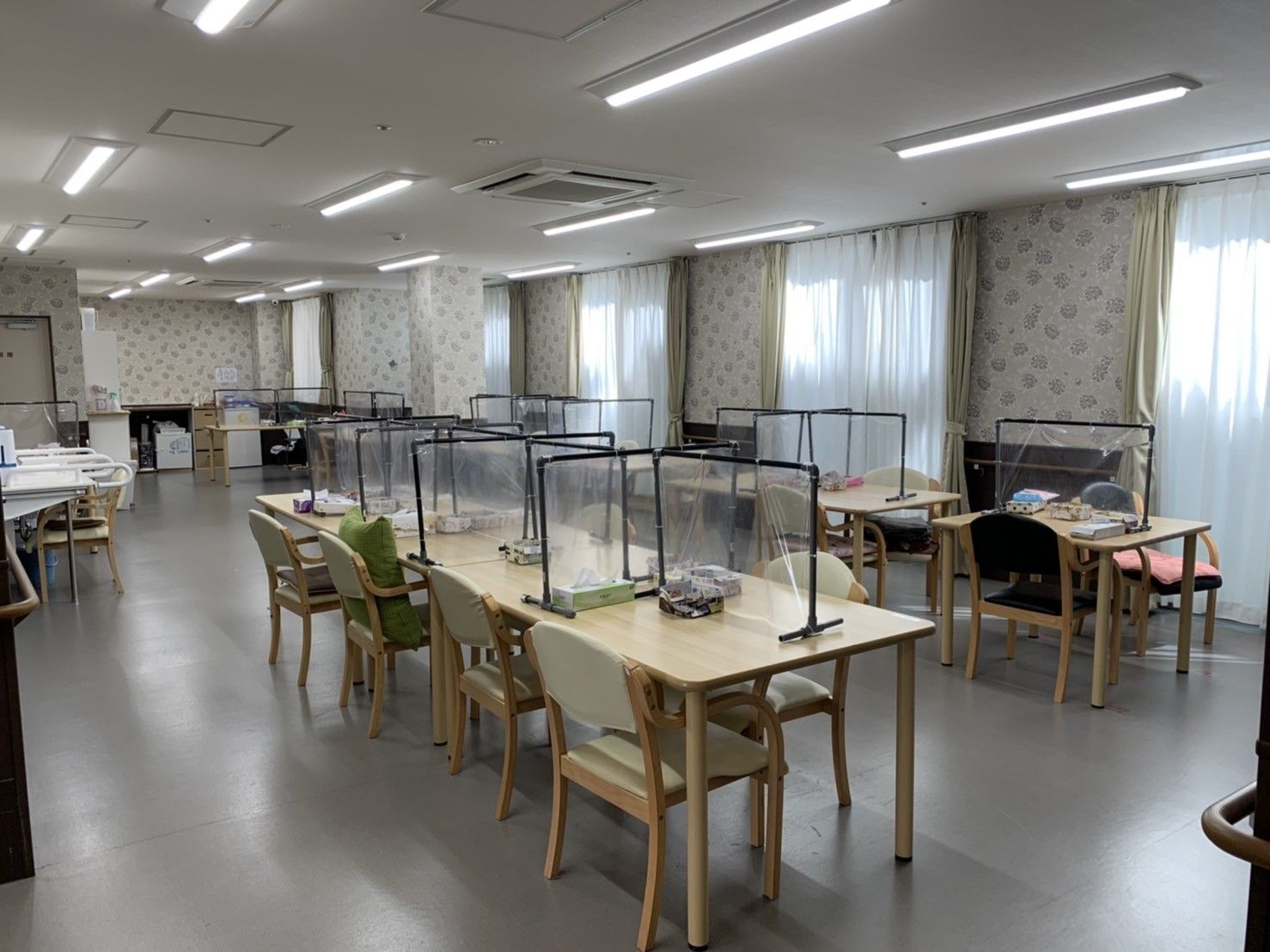 明るい食堂の光景