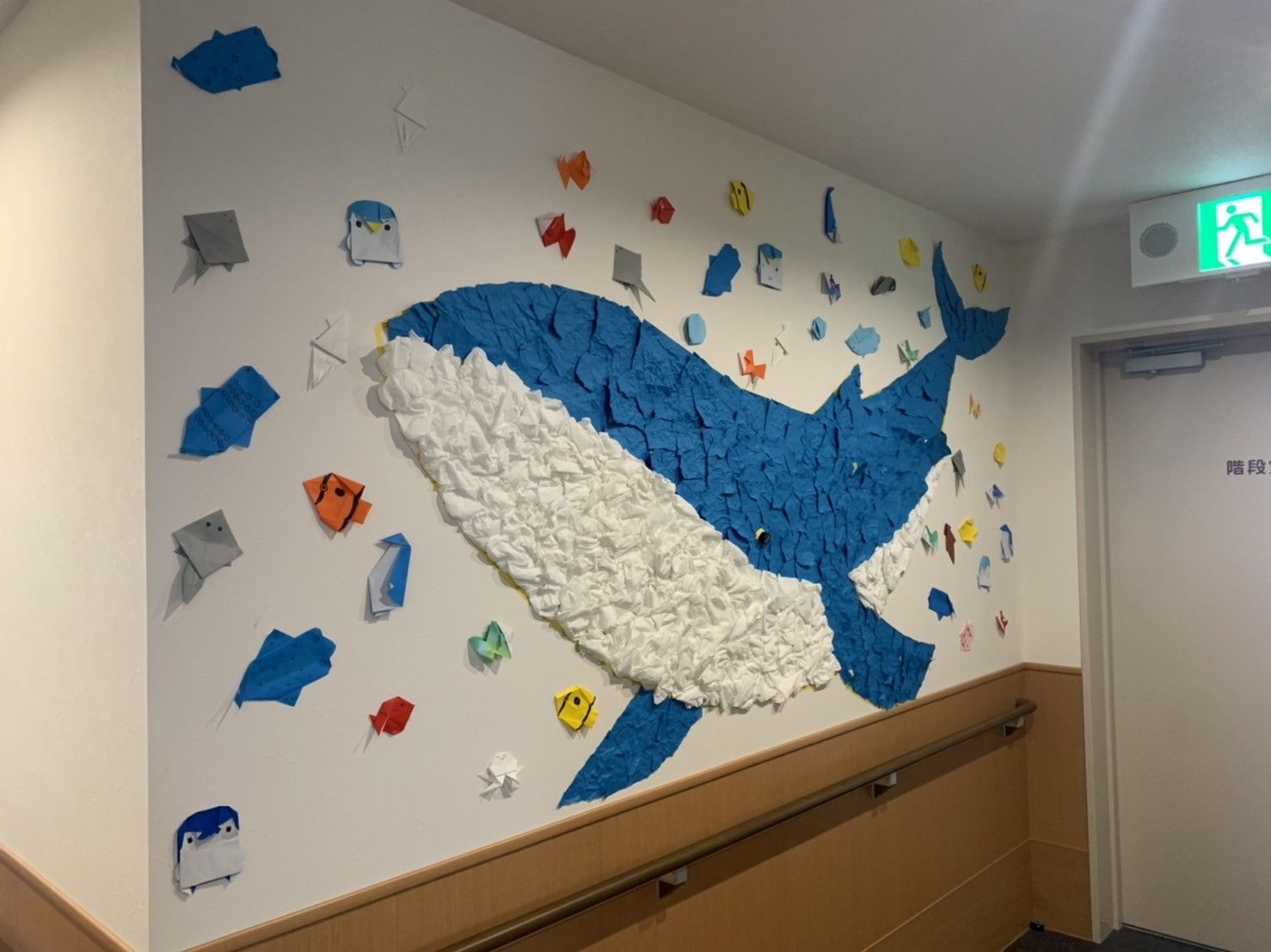 壁に飾られた紙のアート作品