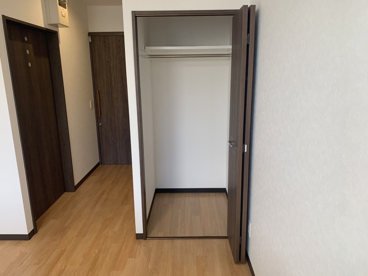 シンプルな居室のクローゼット