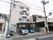 交通アクセスが良好な立地にある４階建ての施設である。周囲には、緑地や公園、商業施設などが点在している。