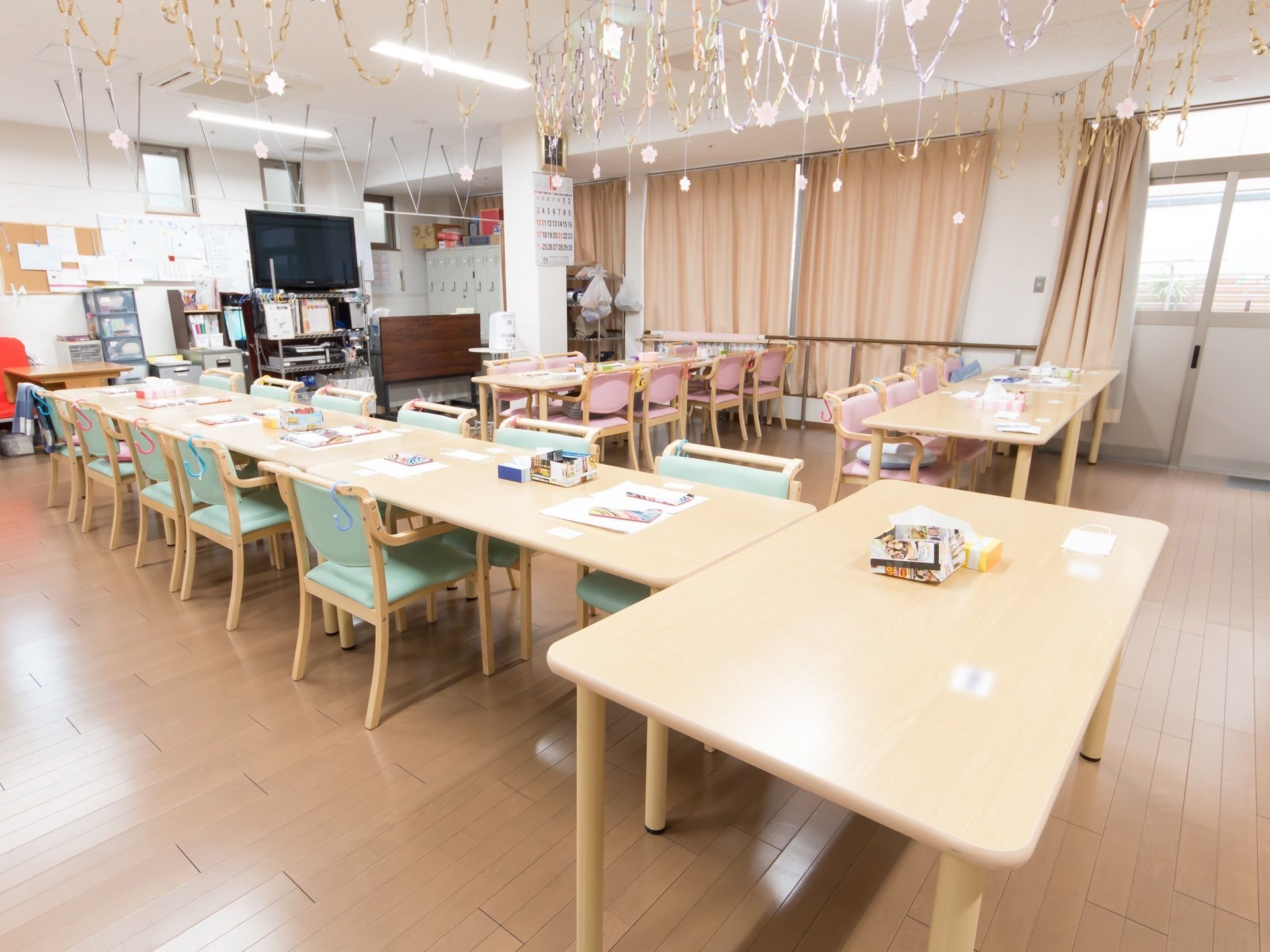 イベント用に、テーブルが配置され、レイアウトが施されている共有スペースの様子である。楽しい時間をお過ごしいただける。