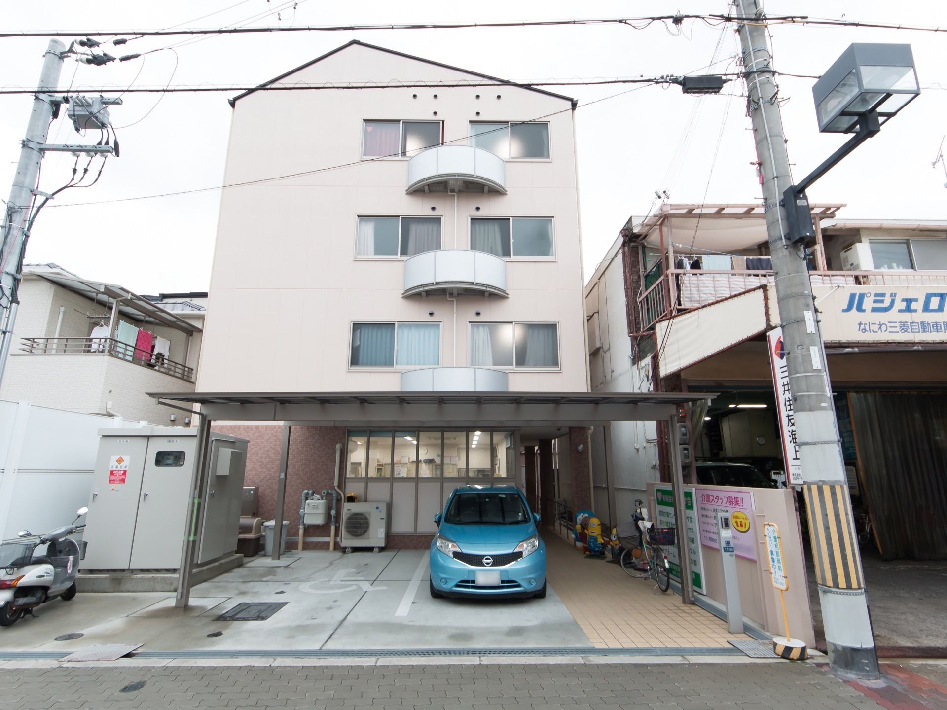 訪問介護やデイサービスを併設している施設である。24時間体制で経験豊富なスタッフが入居者様の安全を見守っている。