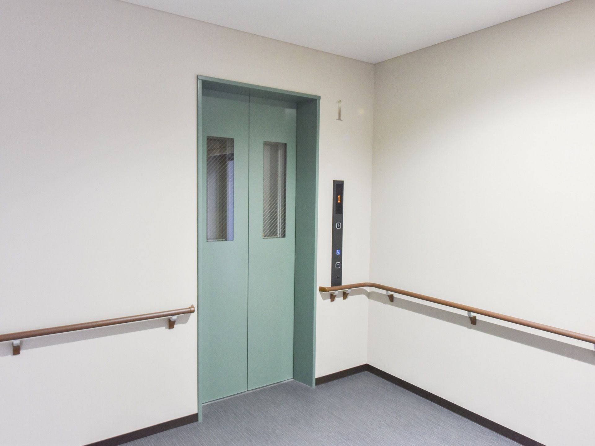 館内にはエレベーターが設置されている。電光掲示には、エレベーターがどこの階にあるのかが映し出されている。手すりも設置されている。