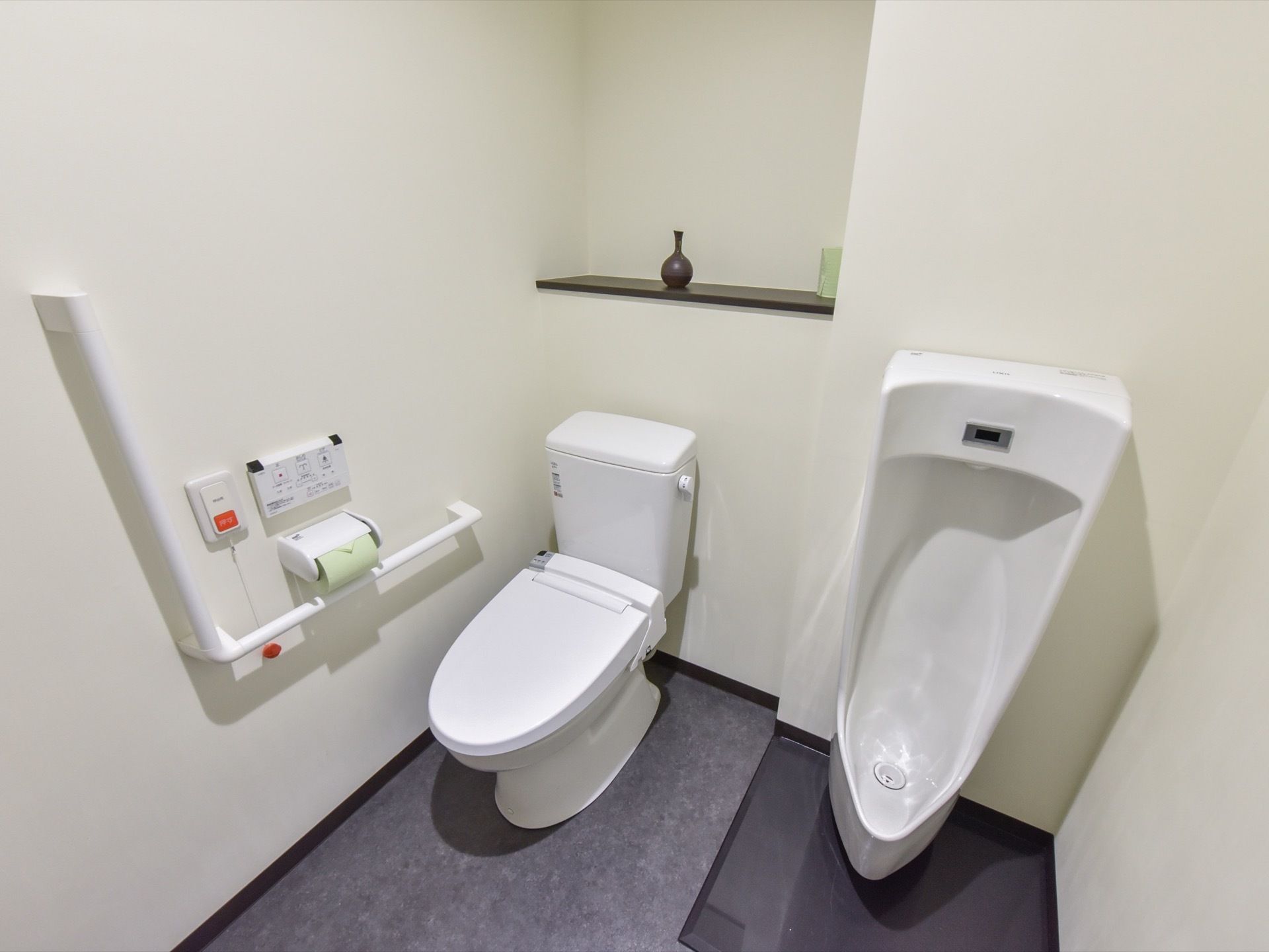 トイレは清潔感があり、広さも十分に取られている。一つの空間の中に、洋式便器と男性用便器の二つ準備されている。