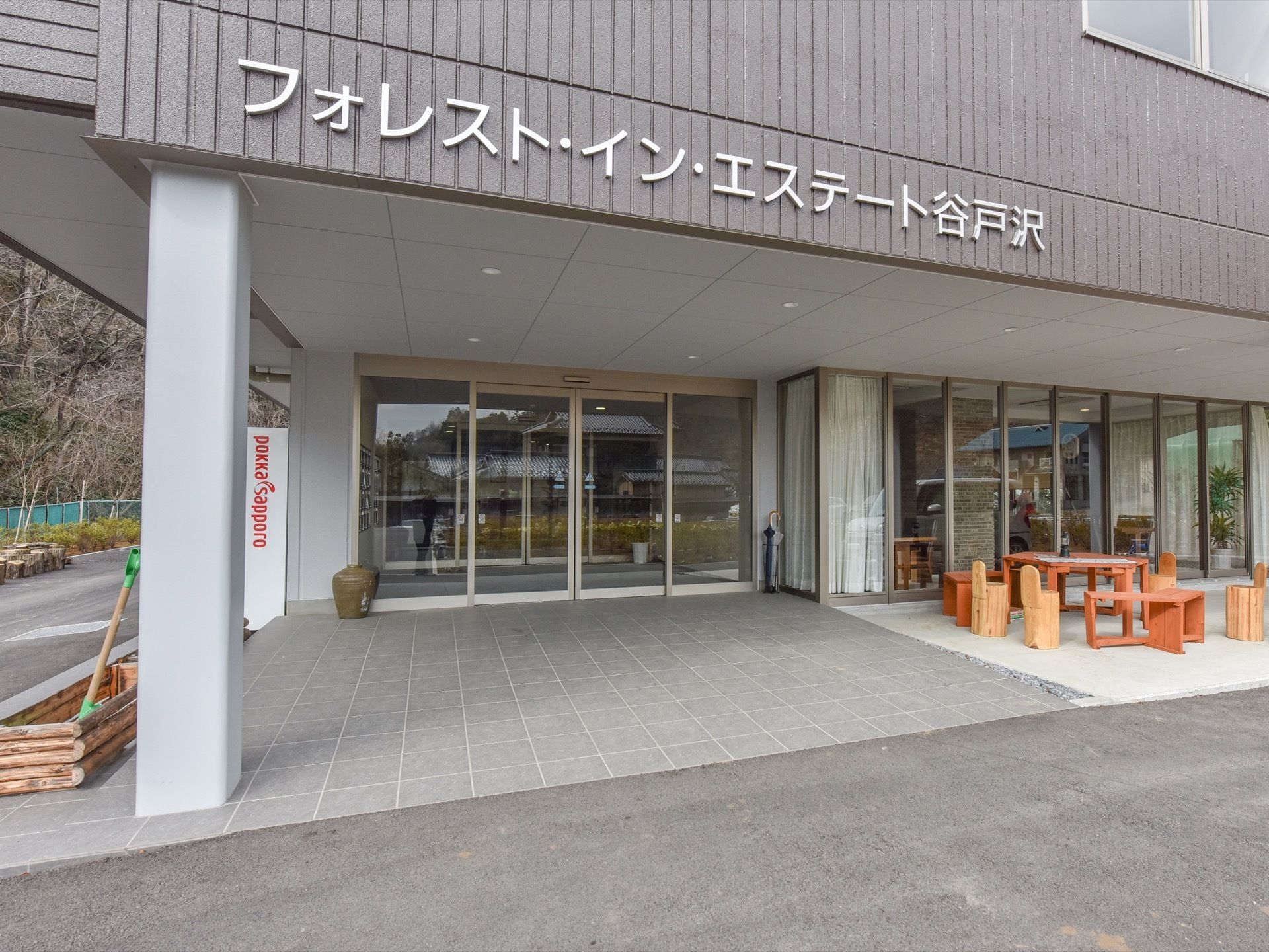 玄関は自動ドアで、コンクリートの道路からも段差がなく玄関まで繋がっている。玄関横の屋外スペースには、休憩できるスペースもある。