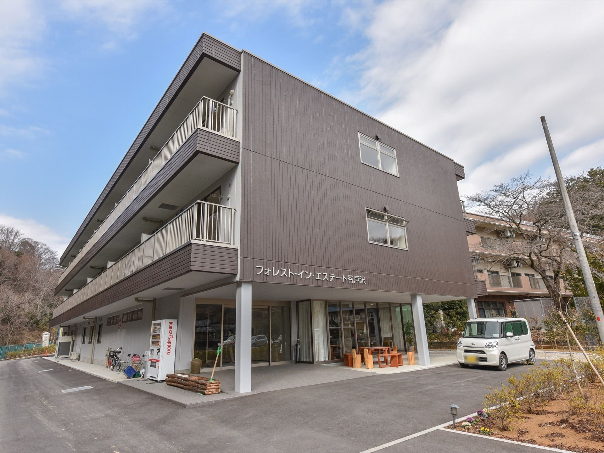 自然豊かな地に建つ、３階建てサービス付き高齢者向き住宅である。入居者様へ充実した施設での暮らしと生活にうるおいを提供する。