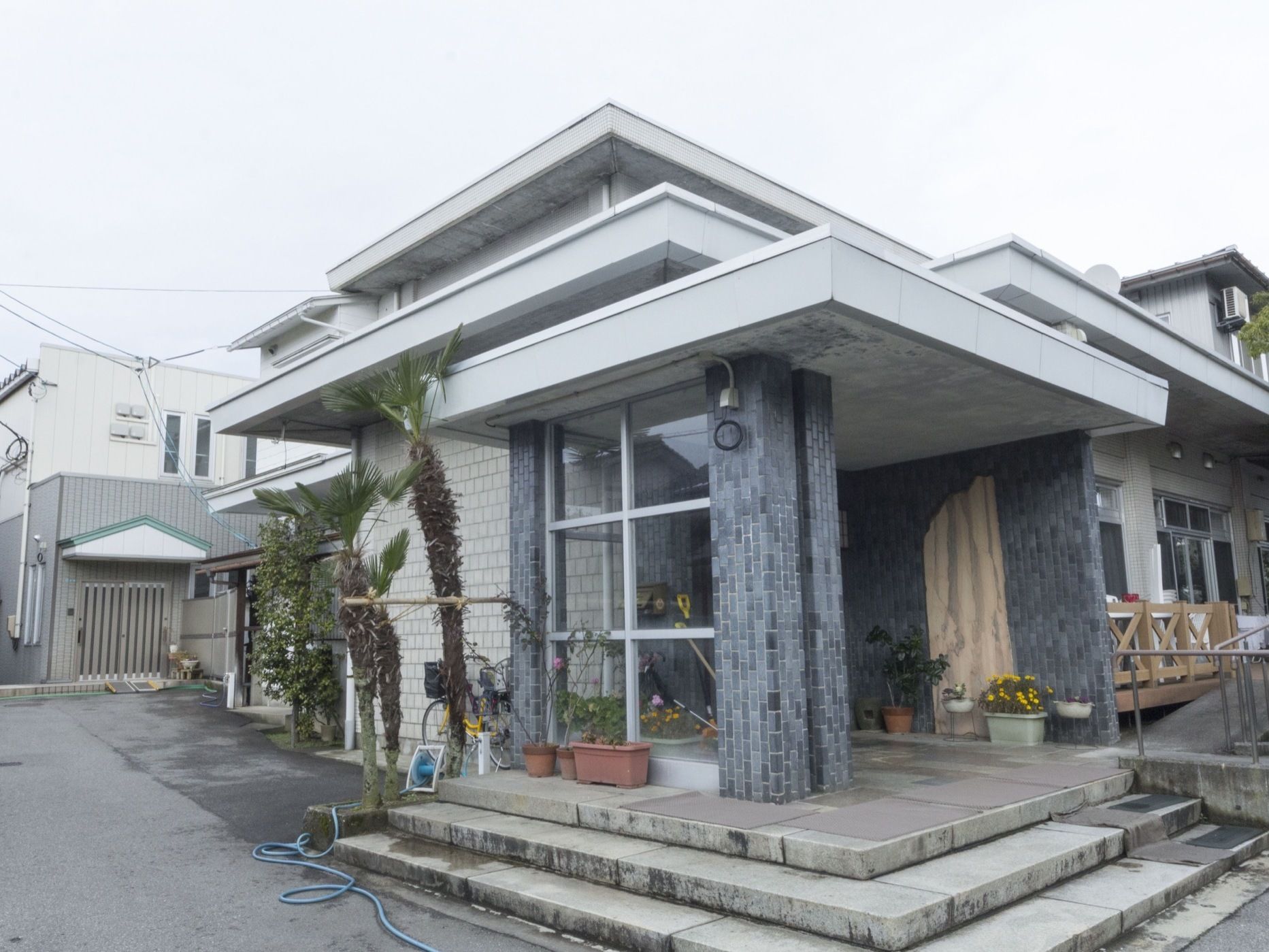 デイサービス併設の有料老人ホームである。閑静な住宅地に立地しながらも利便性もよく地域の方々との交流も深めている。