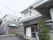 施設は地上２階建てで、玄関の前には、簡易的なスロープが設置されている。扉は引戸である。住宅街に建てられている。