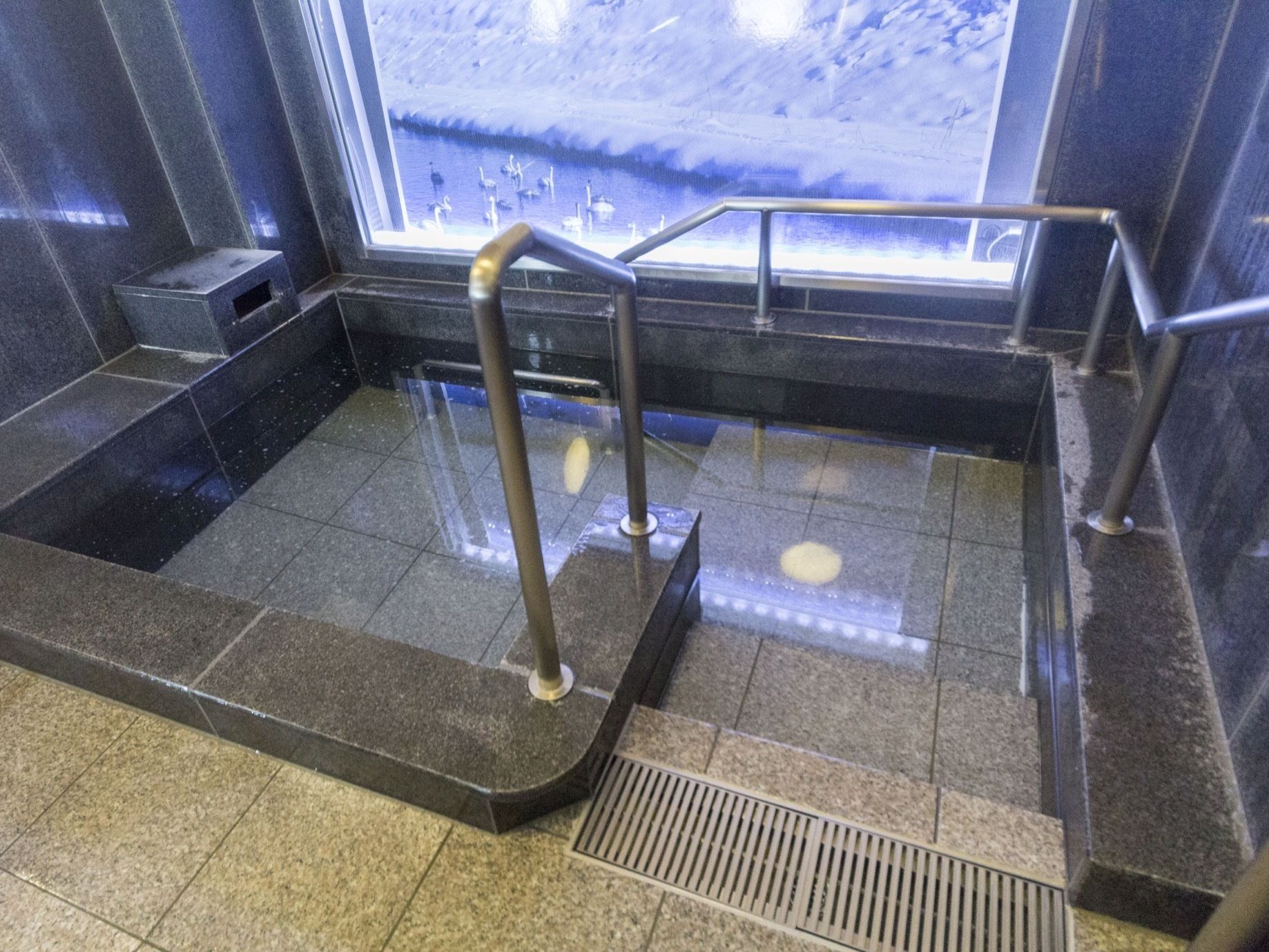浴室には大浴場のような大きな浴槽が設置されている。横には大きな窓があり、外の景色を見ることができる。