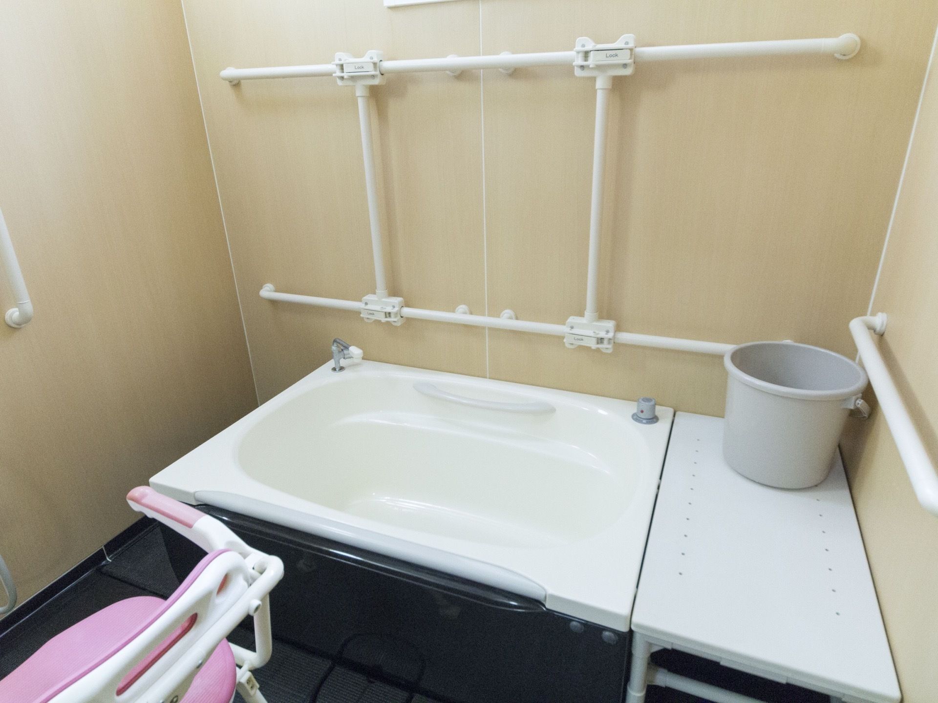 浴室にはゆったりとした大きさの浴槽を設置している。壁の幅いっぱいに手すりを取り付けているので、どの場所でも利用できる。