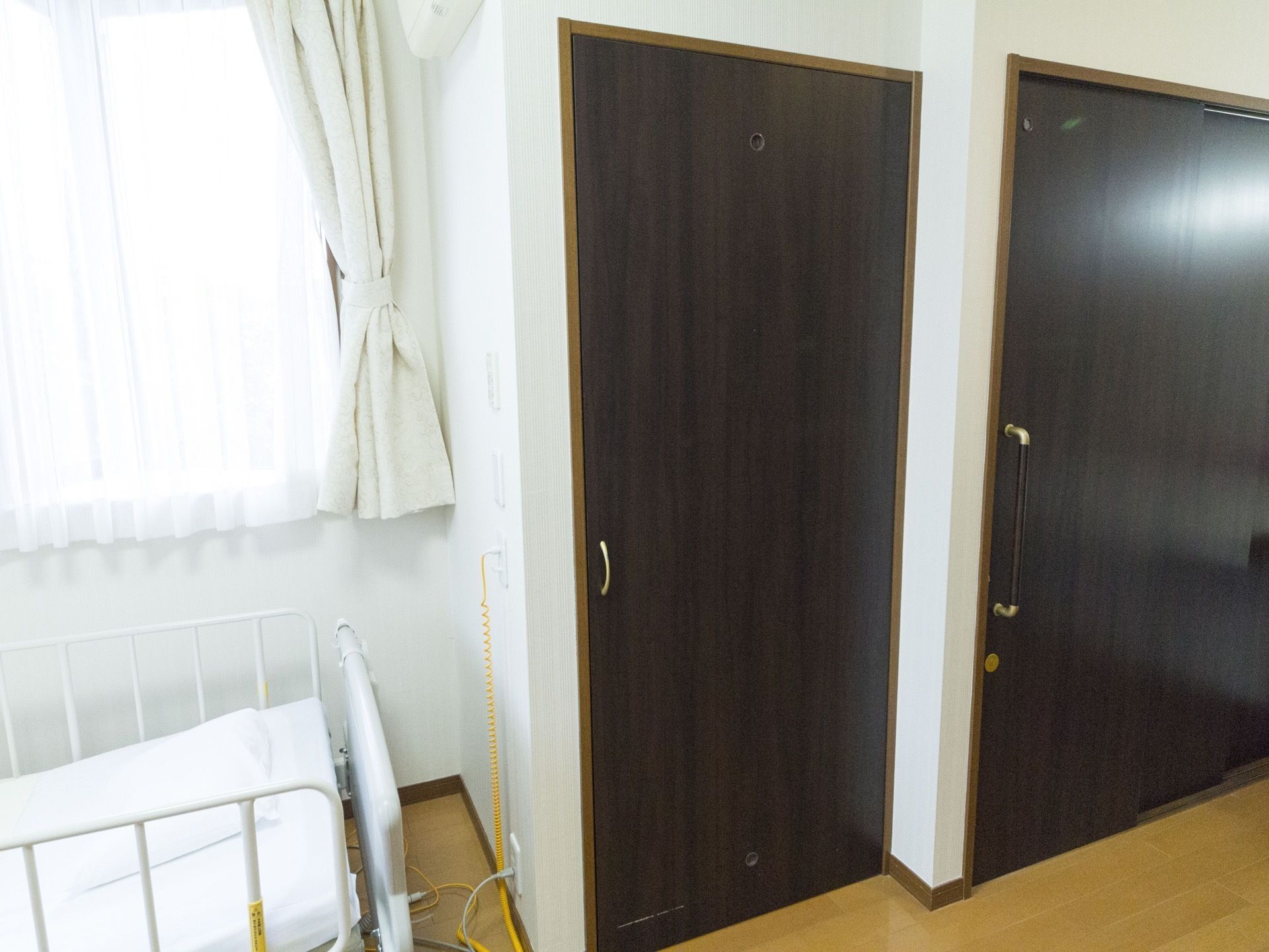 居室は木材を多く使った落ち着いた空間である。扉には引き戸を採用し、大型の握りハンドルを取り付けている。